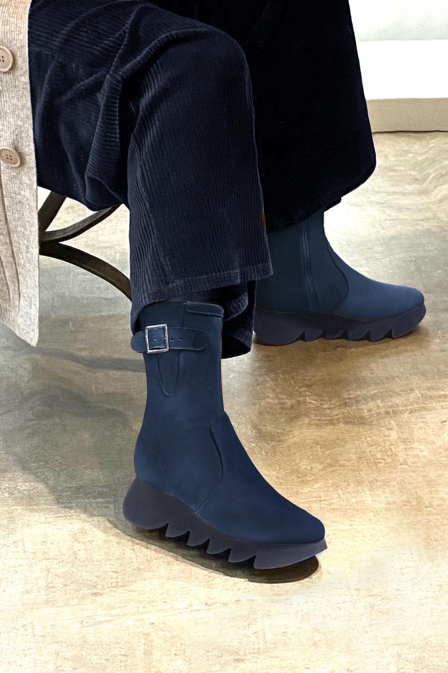 Navy blue women's ankle boots with a zip on the inside. Round toe. Low rubber soles. Worn view - Florence KOOIJMAN